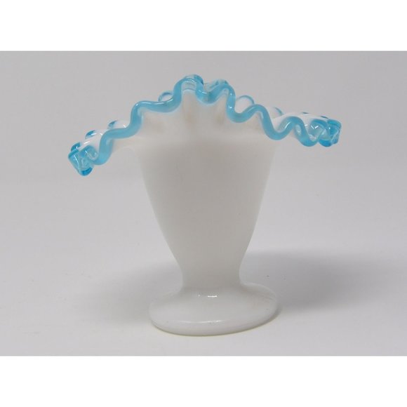 Vintage Fenton Aqua Crest Ruffled Edge Vase 4 1/4 H x 4 1/2" W x 3 1/4" D No chi - Picture 3 of 10